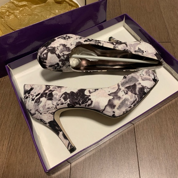 Steve Madden Black and White Floral Heels - Picture 2 of 3